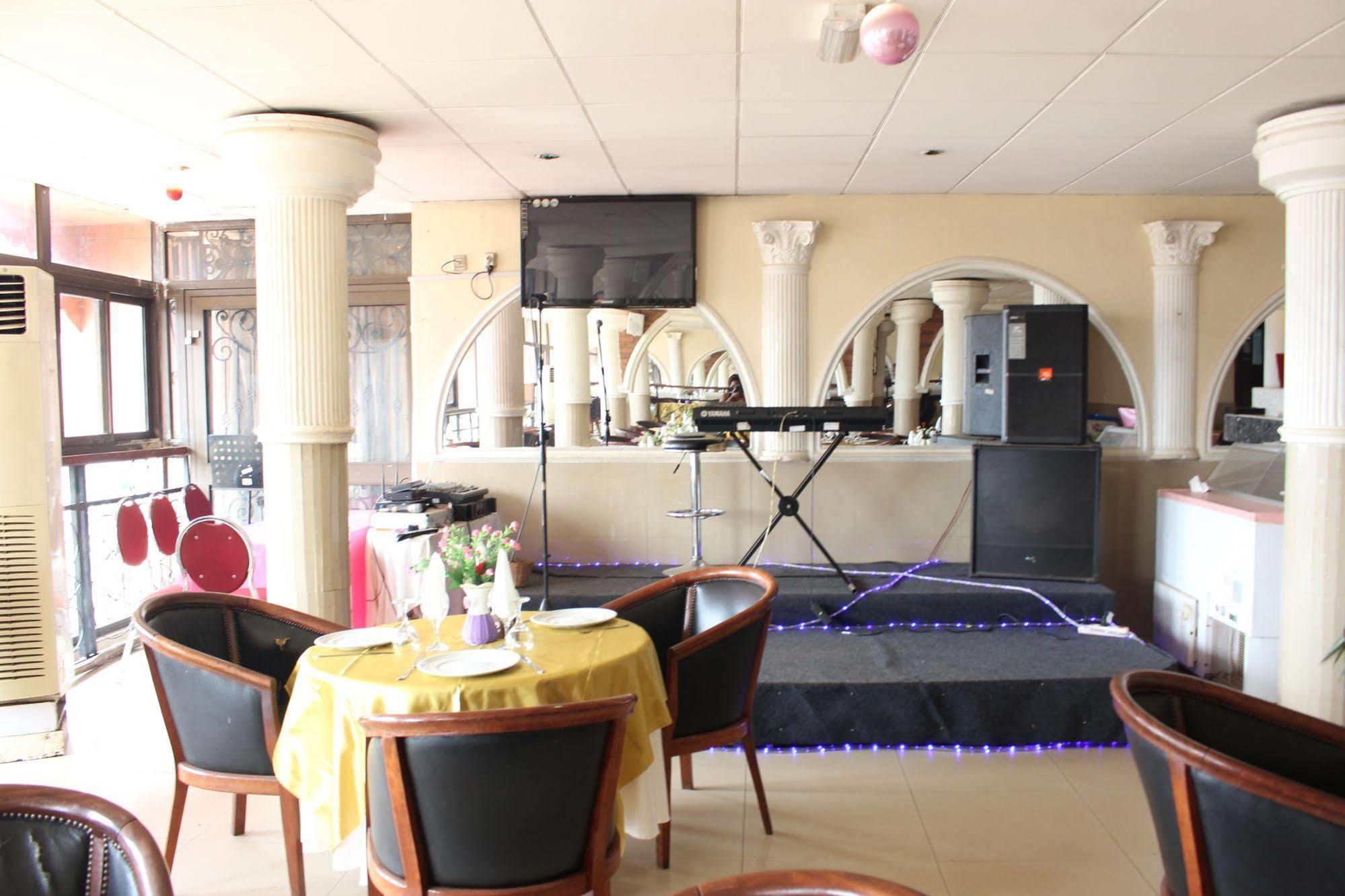 Hotel Santa Lucia Yaoundé Zewnętrze zdjęcie