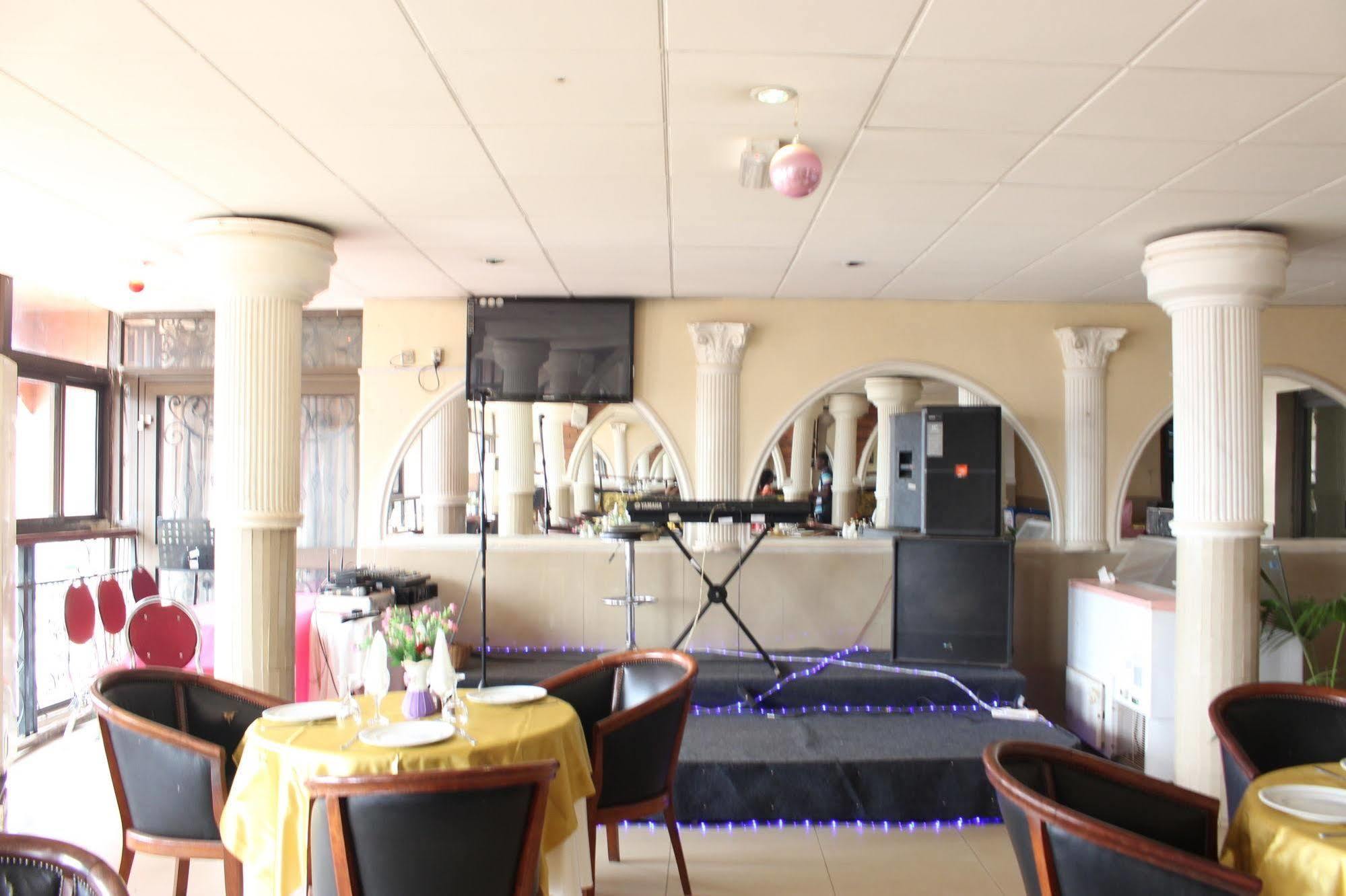 Hotel Santa Lucia Yaoundé Zewnętrze zdjęcie