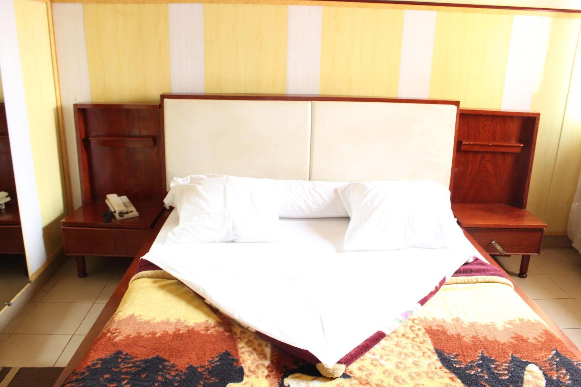 Hotel Santa Lucia Yaoundé Zewnętrze zdjęcie